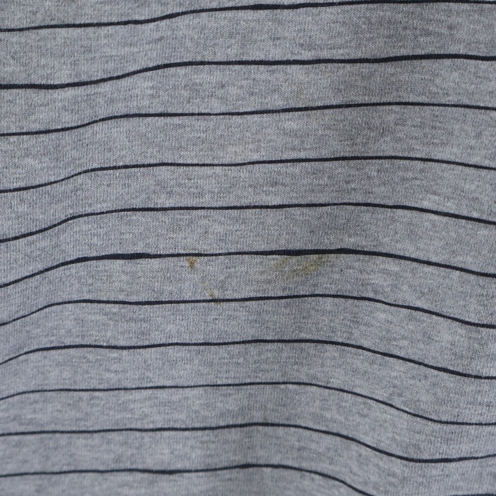 SEE SEE(シーシー) 刺繍ロゴ ストライプ柄 クルーネック 半袖Tシャツ カットソー グレー