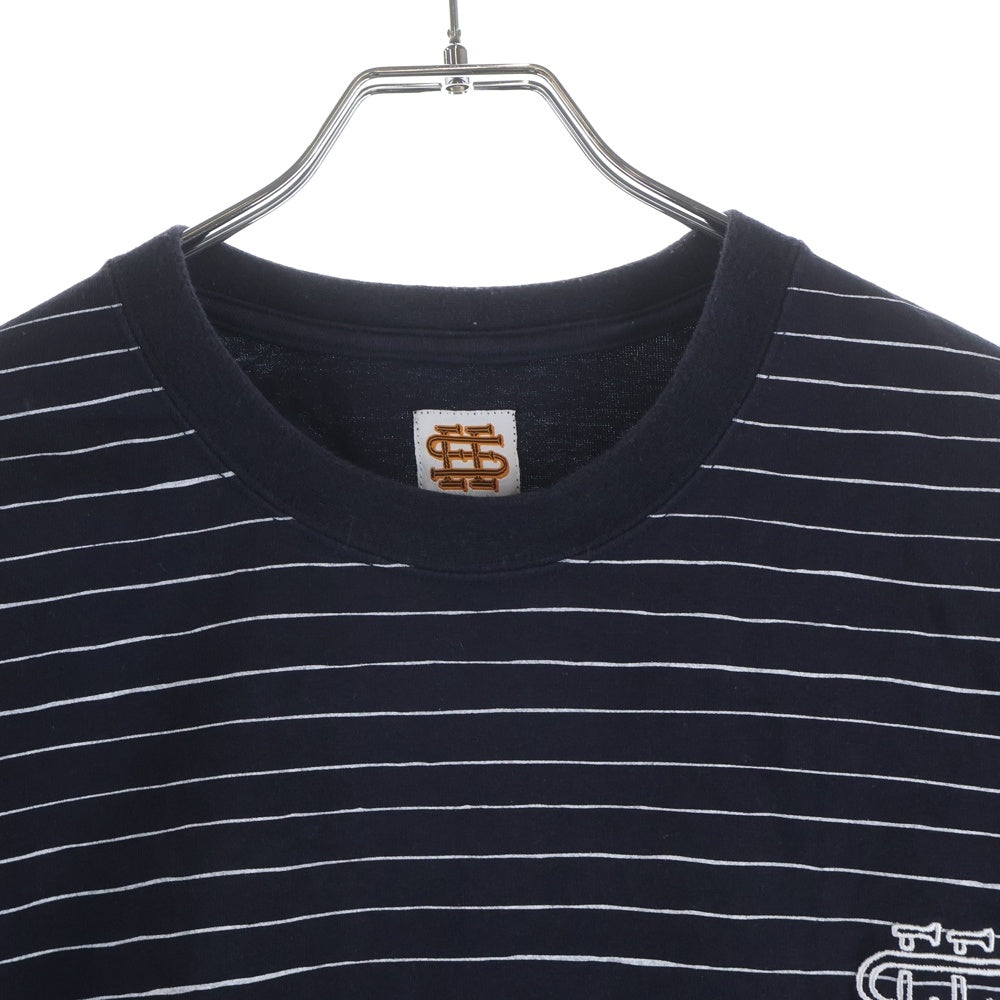 SEE SEE(シーシー) 刺繍ロゴ ストライプ柄 クルーネック 半袖Tシャツ カットソー ネイビー