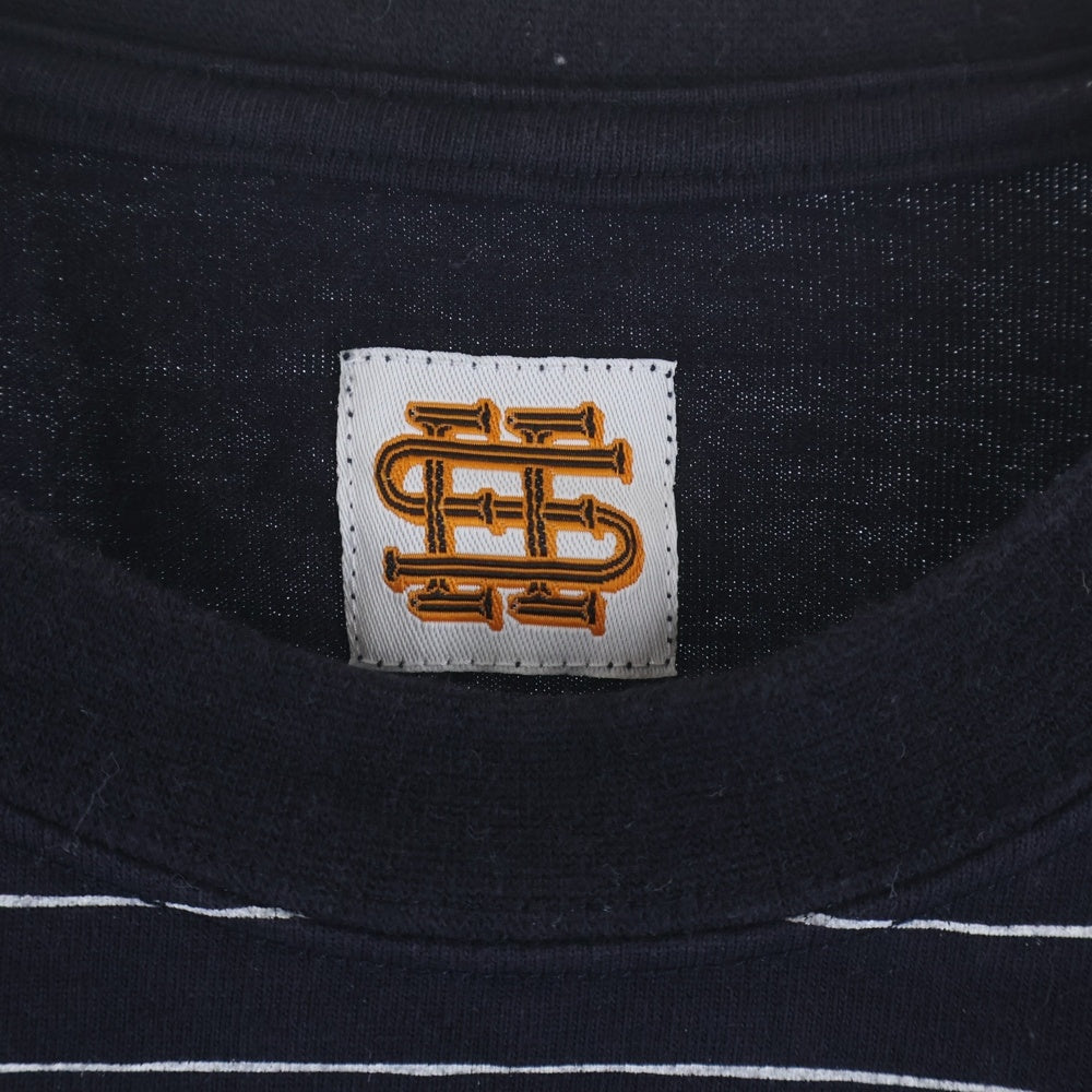 SEE SEE(シーシー) 刺繍ロゴ ストライプ柄 クルーネック 半袖Tシャツ カットソー ネイビー