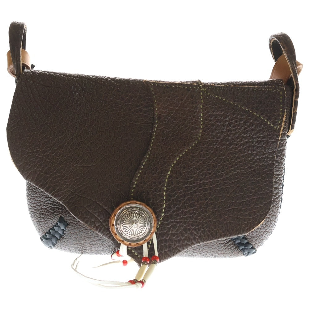 ROOSTERKING & CO(ルースターキング&カンパニー) コンチョ装飾 バイソンレザー フラップバッグ ブラウン レディース