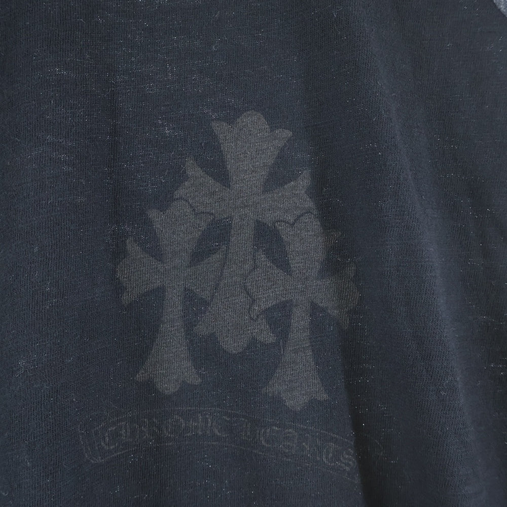 CHROME HEARTS(クロムハーツ) バックセメタリープリント ラグランクルーネック長袖Tシャツ ブラック/グレー