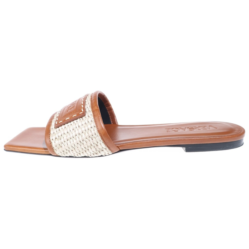 VERSACE(ヴェルサーチ) Theia Raffia Flats Sandals スクエアトゥ レザーサンダル レディース ブラウン
