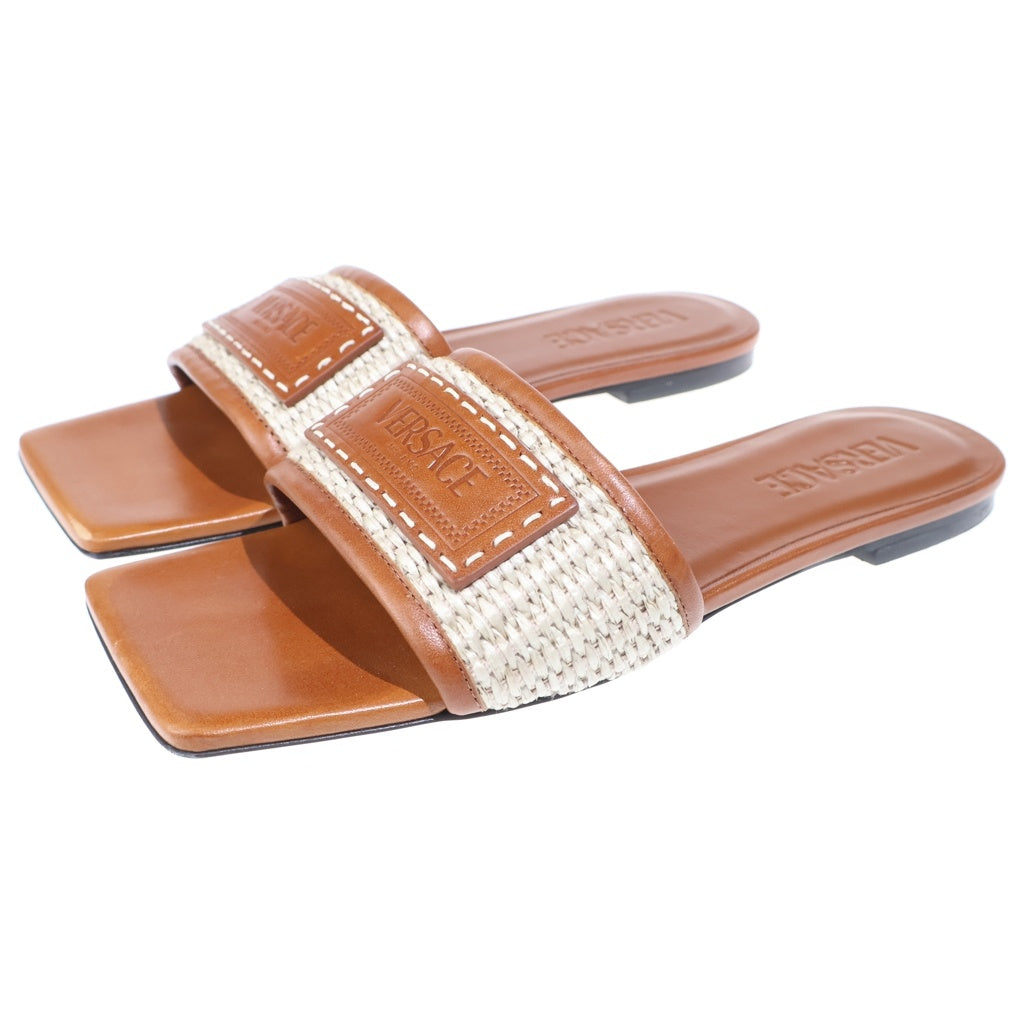 VERSACE(ヴェルサーチ) Theia Raffia Flats Sandals スクエアトゥ レザーサンダル レディース ブラウン