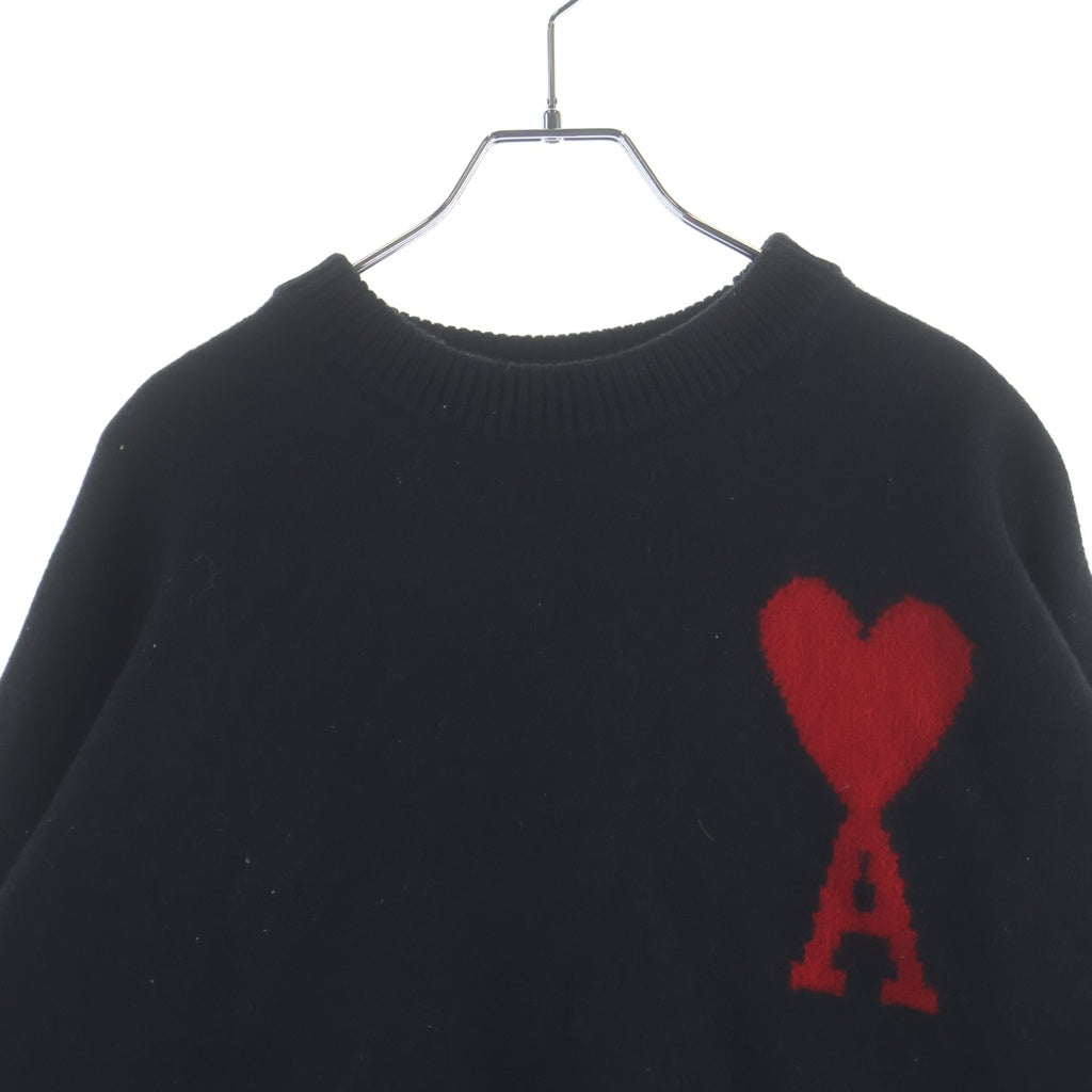 AMI Alexandre Mattiussi(アミアレクサンドルマテュッシ) フロントロゴ クルーネック長袖ニットセーター ブラック/レッド UKS002.018