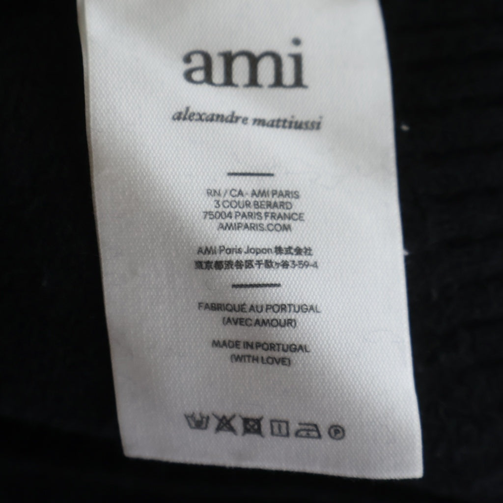 AMI Alexandre Mattiussi(アミアレクサンドルマテュッシ) フロントロゴ クルーネック長袖ニットセーター ブラック/レッド UKS002.018