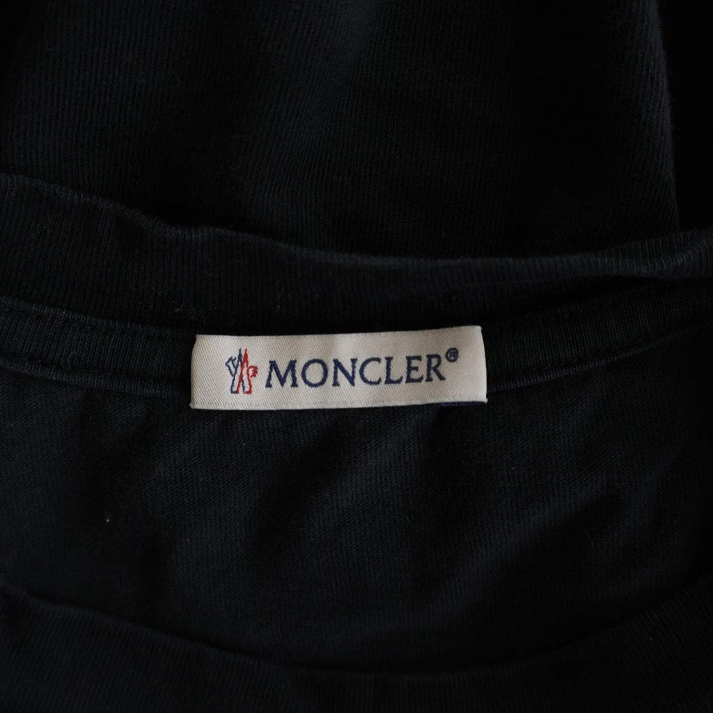 MONCLER(モンクレール) SS T-SHIRT フロントロゴプリント ワッペン クルーネック半袖Tシャツカットソー ブラック L10918C00067 8390T