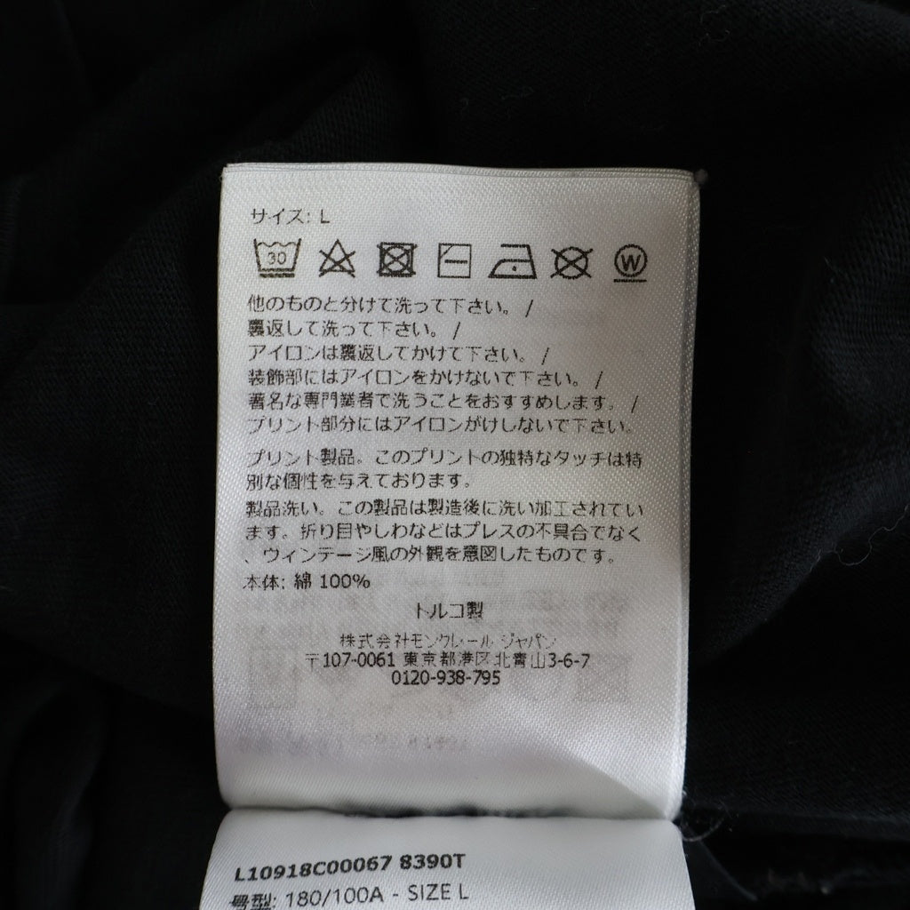 MONCLER(モンクレール) SS T-SHIRT フロントロゴプリント ワッペン クルーネック半袖Tシャツカットソー ブラック L10918C00067 8390T
