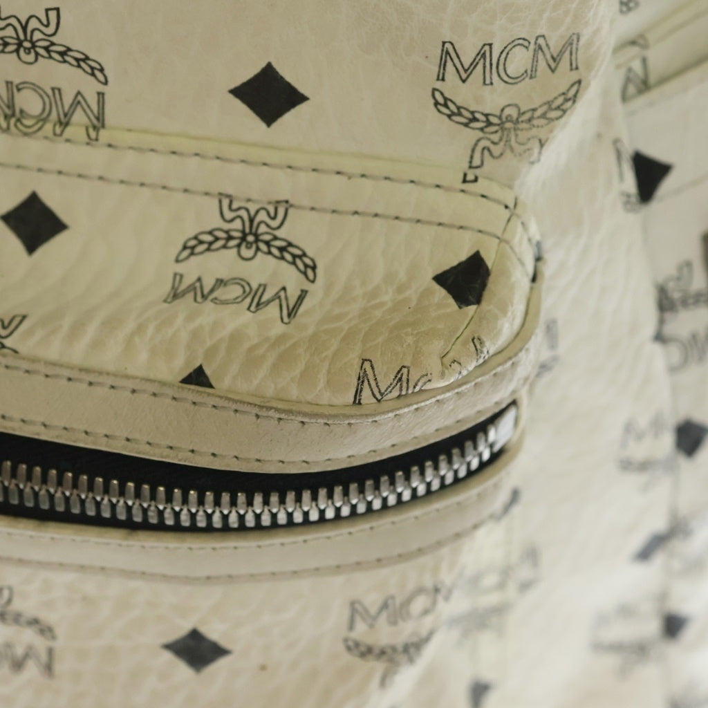 MCM(エム シー エム) ロゴモノグラム サイドスタッズ レザーバッグ リュックサック ホワイト ‐ レディース