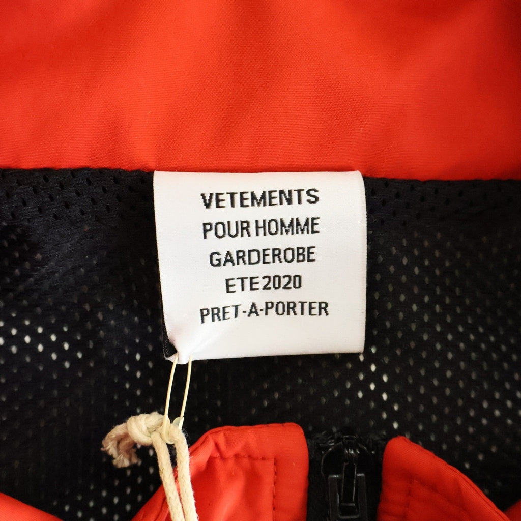 VETEMENTS(ヴェトモン) 20SS marijuna Docking Track ナイロンジャケット ブラック/レッド MSS20JA242