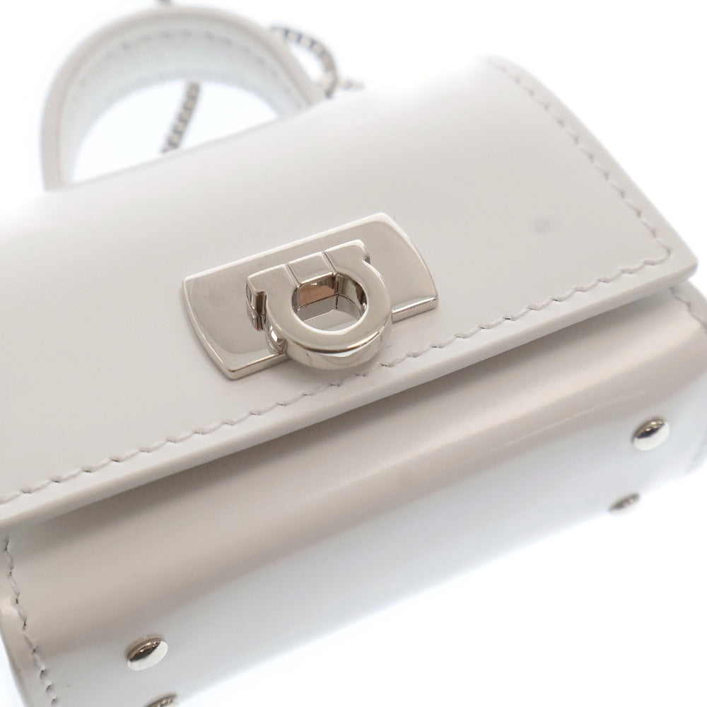 FERRAGAMO(フェラガモ) AirPodsケース エアポッズ ガンチーニ金具 ミニバッグ ホワイト カーフレザー シルバー金具