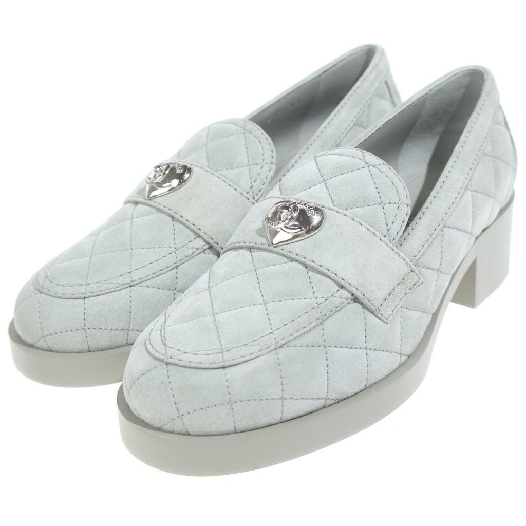 CHANEL(シャネル) ハートターンロック マトラッセ スエードレザー ヒール ローカットシューズ ローファー グレー レディース G39697