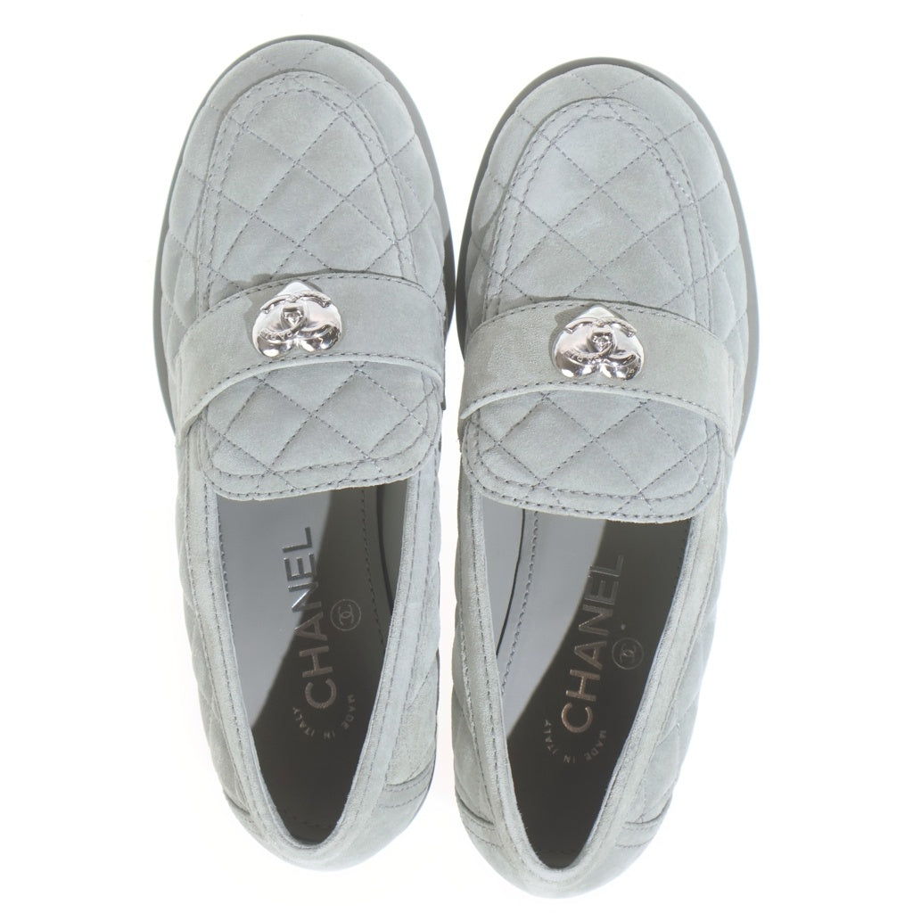 CHANEL(シャネル) ハートターンロック マトラッセ スエードレザー ヒール ローカットシューズ ローファー グレー レディース G39697