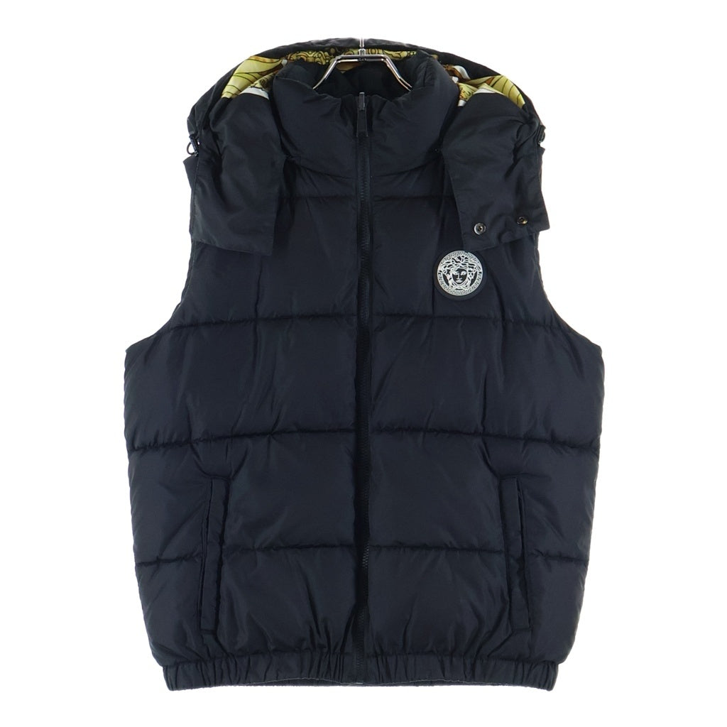 VERSACE(ヴェルサーチ) メデューサ ラバーワッペンロゴ リバーシブル バロック柄プリント ダウンベスト ブラック/イエロー 1012179/1A08844