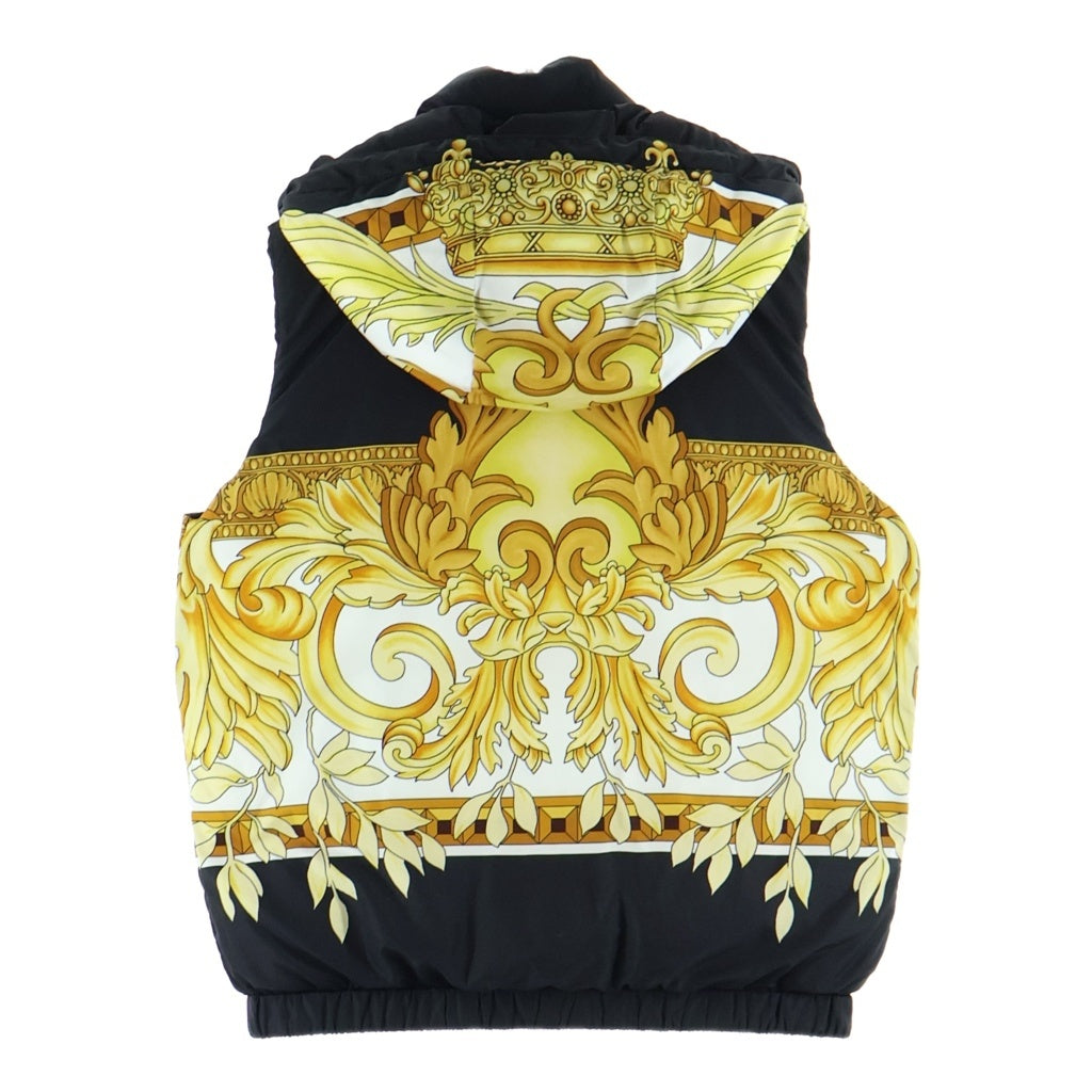 VERSACE(ヴェルサーチ) メデューサ ラバーワッペンロゴ リバーシブル バロック柄プリント ダウンベスト ブラック/イエロー 1012179/1A08844