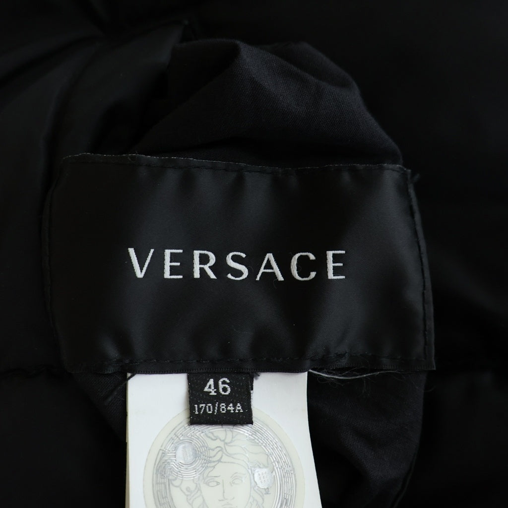 VERSACE(ヴェルサーチ) メデューサ ラバーワッペンロゴ リバーシブル バロック柄プリント ダウンベスト ブラック/イエロー 1012179/1A08844