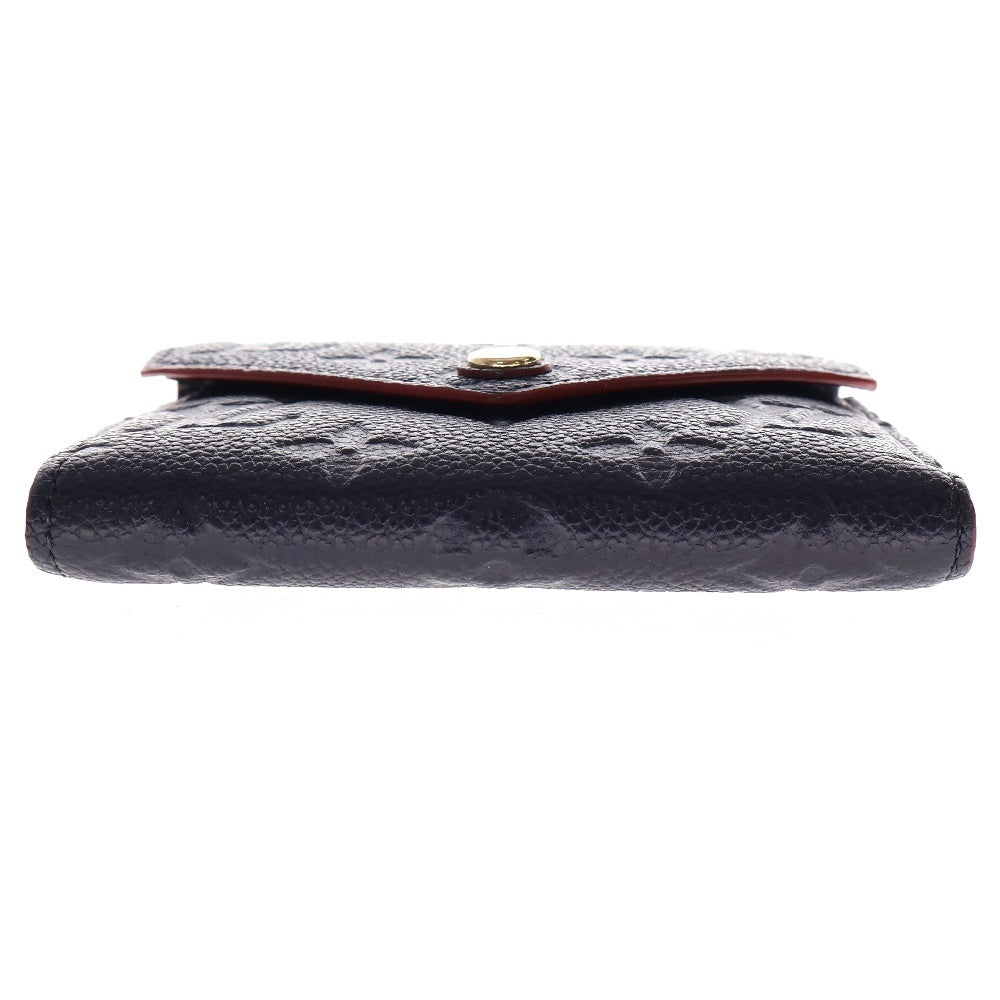 LOUIS VUITTON(ルイヴィトン) モノグラム アンプラント ポルトフォイユ ヴィクトリーヌ レザーコンパクトウォレット 三つ折り財布 ネイビー×レッド M64577