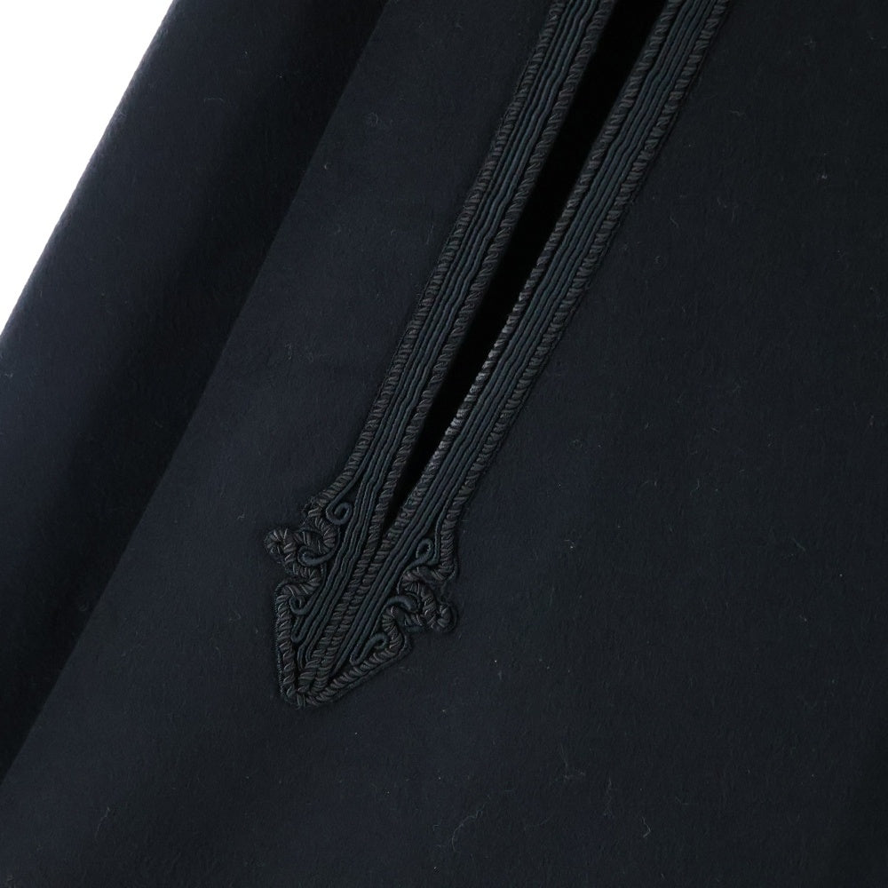 SAINT LAURENT PARIS(サンローランパリ) コード刺繍 トグルボタン ノーカラー カシミヤ混 メルトンウール ロングコート ポンチョ ブラック 535611