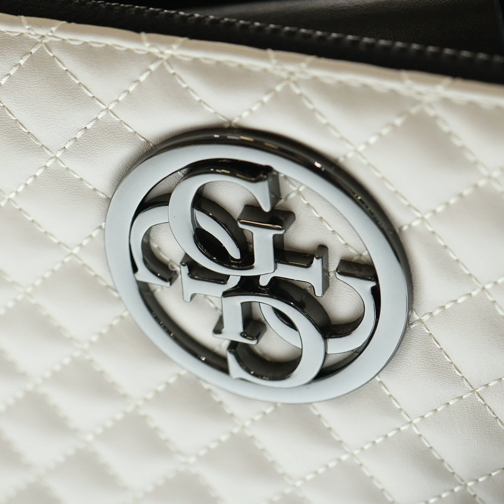 GUESS(ゲス) 2WAYバッグ キルティング ハンドバッグ トートバッグ ショルダーバッグ ホワイト×ブラック ブラック金具 レザー