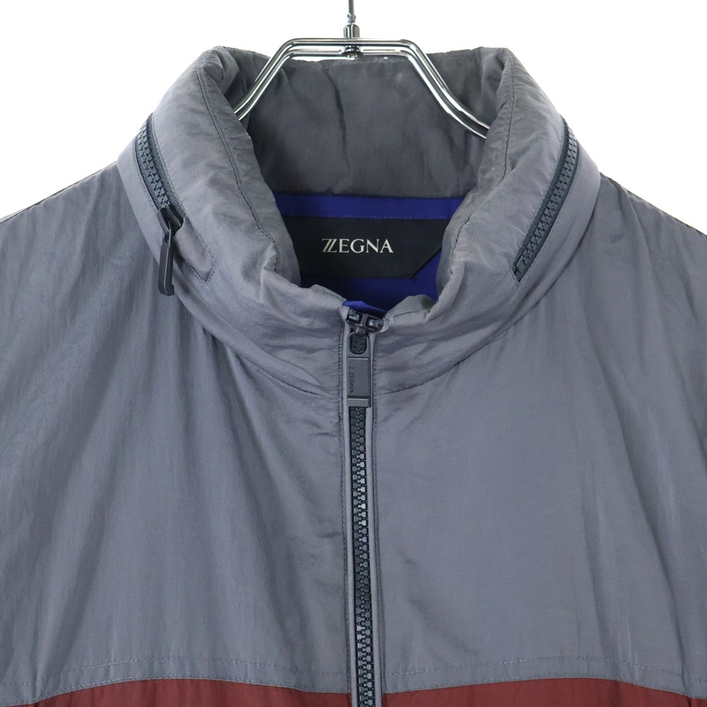 Ermenegildo Zegna(エルメネジルドゼニア) ラバー ワッペンロゴ ウールライニング フーデッド ジップアップ ナイロンジャケット ウィンドブレーカー グレー/レッド 7VU006 ZZT090