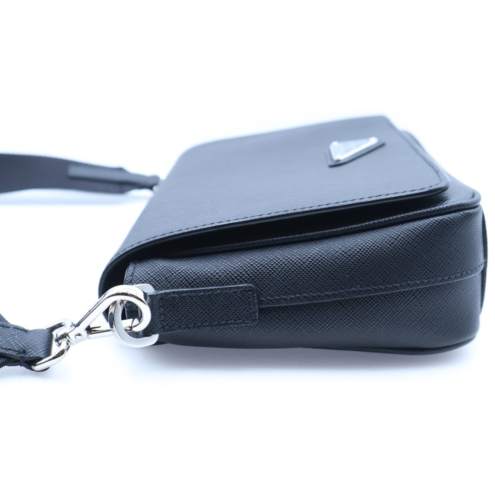 PRADA(プラダ) トライアングルロゴプレート サフィアーノレザー ショルダーバッグ ブラック 2VD059