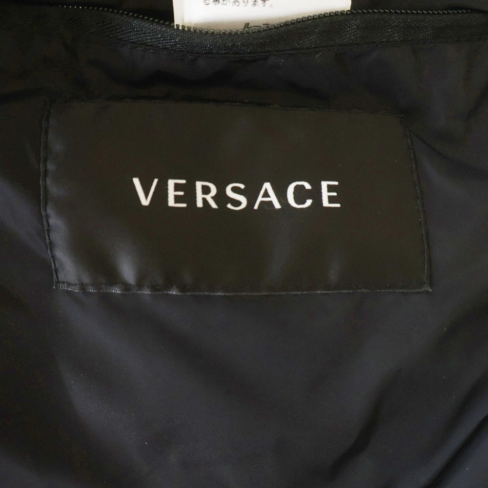 VERSACE ヴェルサーチ ロゴテープ ジップアップ ダウンベスト ブラック VERSACE(ヴェルサーチ) ロゴテープ ジップアップ ダウンベスト