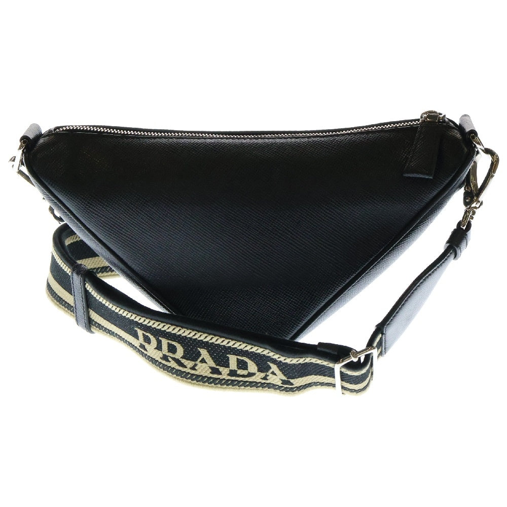 PRADA(プラダ) ロゴ サフィアーノ レザートライアングルショルダーバッグ ブラック 2VH155