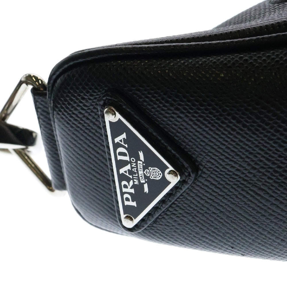 PRADA(プラダ) ロゴ サフィアーノ レザートライアングルショルダーバッグ ブラック 2VH155
