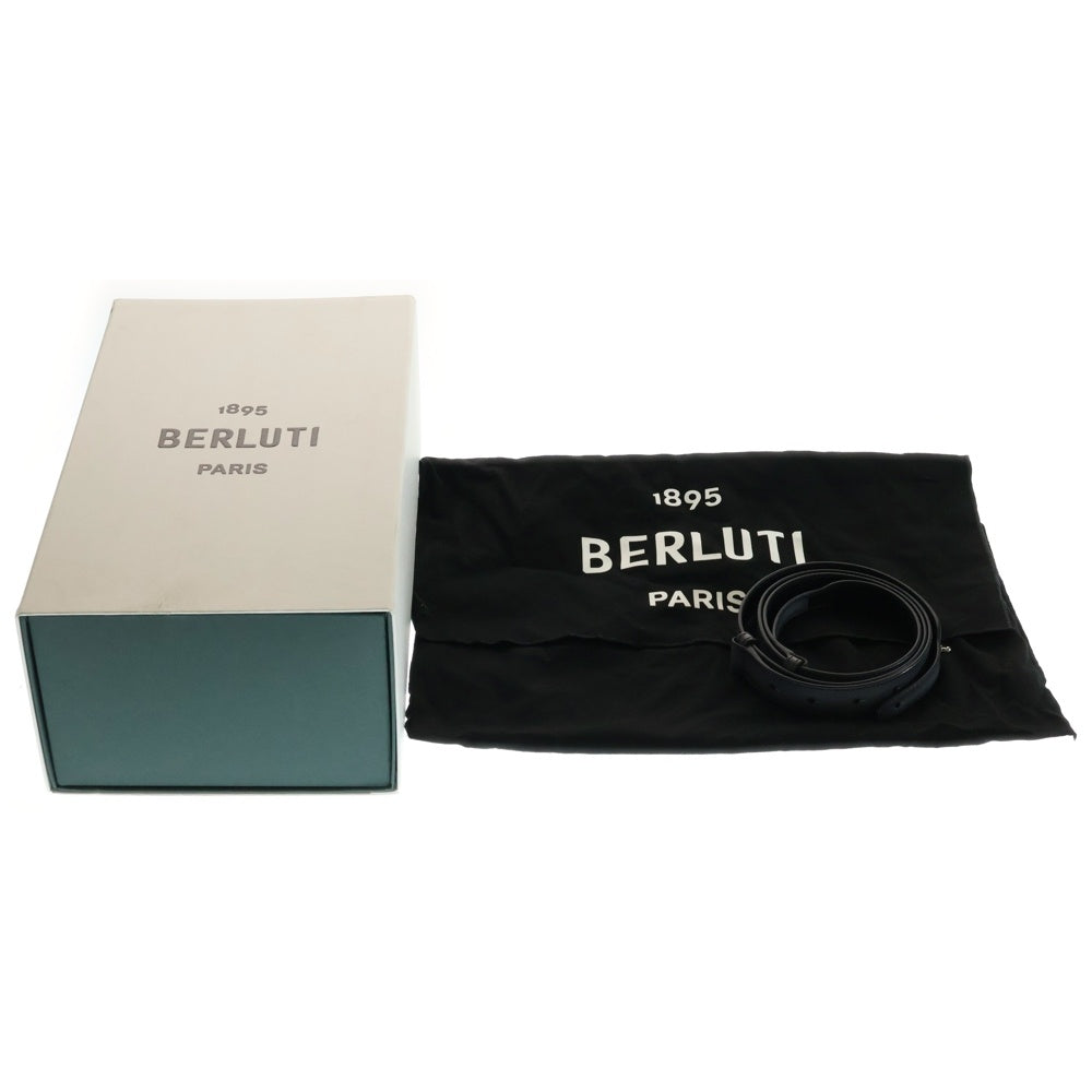 Berluti(ベルルッティ) カリグラフィー トゥジュールガリバー スクリット レザー 2WAY ハンド ショルダーバッグ シルバー金具 グレー