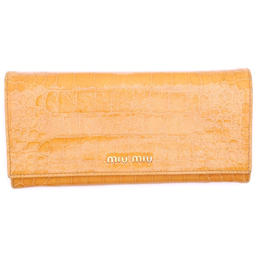miumiu(ミュウミュウ) ロゴプレート クロコ型押し パテントレザー ロングウォレット 二つ折り財布 ゴールド金具 オレンジ