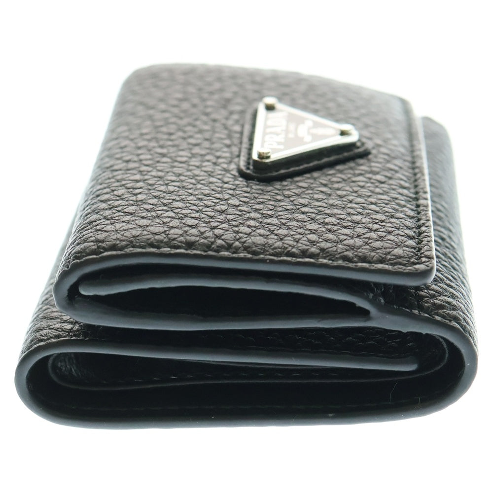 PRADA(プラダ) トライアングルロゴプレート ヴィッテロダイノ レザー コンパクトウォレット 三つ折り財布 シルバー金具 ブラック 2MH042