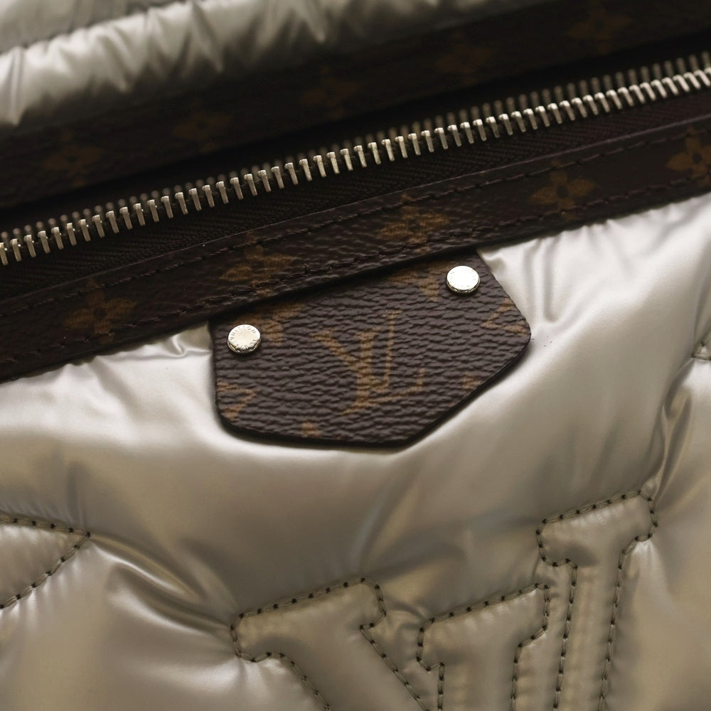 LOUIS VUITTON(ルイヴィトン) LVピロー マキシ バムバッグ リサイクルメタリックナイロン モノグラム ボディ ウエストバッグ シルバー金具 シルバー/ブラウン M20971