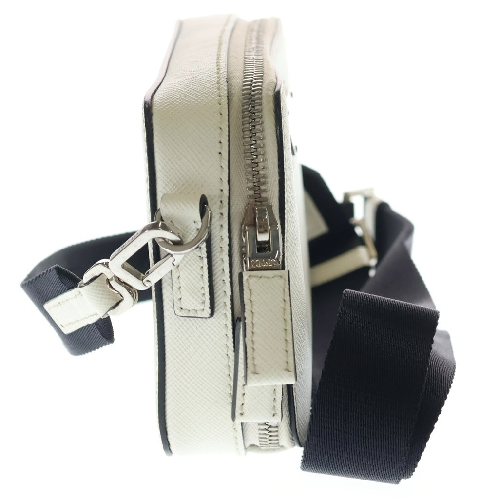 PRADA(プラダ) ブリック サフィアーノレザー トライアングルロゴプレート ショルダーバッグ ホワイト 2VH173 レディース
