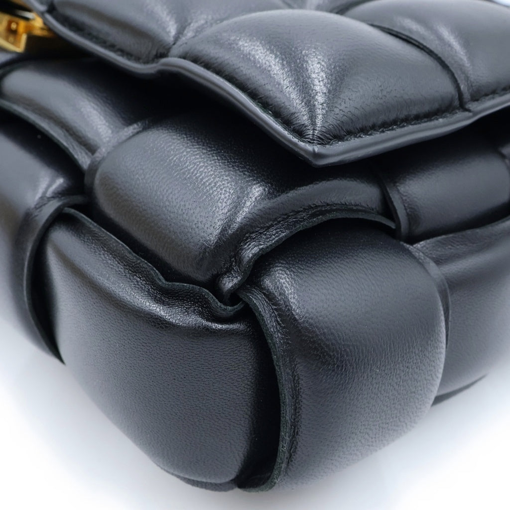 BOTTEGA VENETA(ボッテガヴェネタ) パデッド カセット イントレチャート ショルダーバッグ ブラック レザー レディース