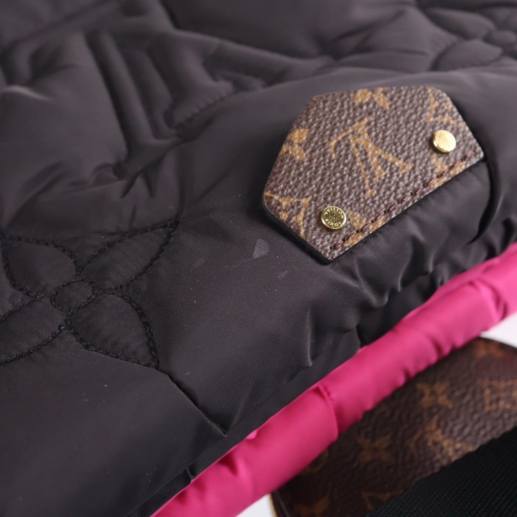 LOUIS VUITTON(ルイヴィトン) LVピロー マキシミュルティ ポシェットアクセソワール ショルダーバッグ ハンドバッグ ブラック×ピンク ナイロン M58980 ICタイプ レディース
