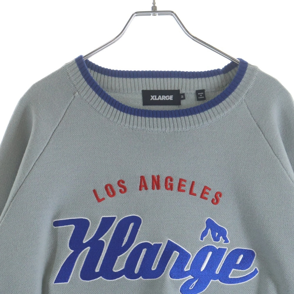 X-LARGE(エクストララージ) ロゴ刺繍 ウール クルーネック プルオーバー 長袖ニット セーター グレー 101221015001