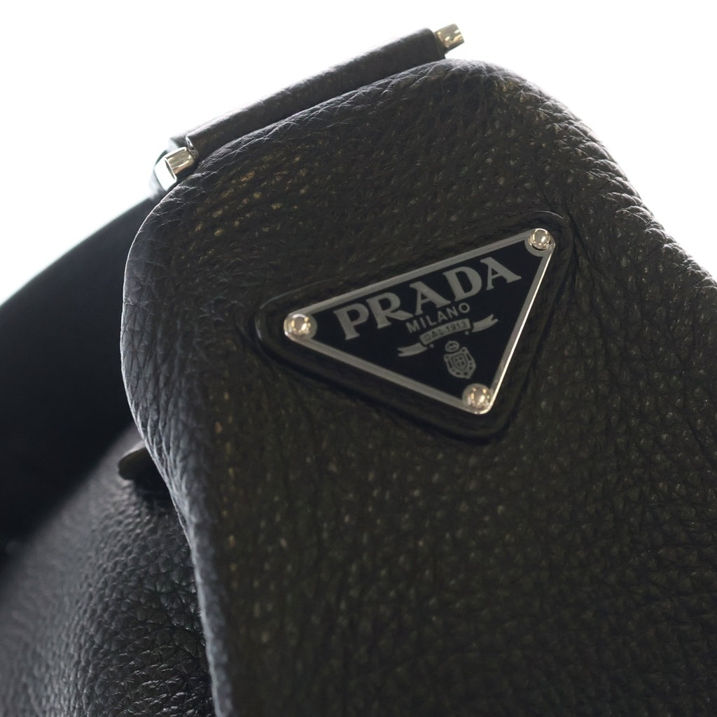 PRADA(プラダ) トライアングル ヴィッテロダイノレザー ショルダーバッグ エンボスロゴ ブラック シルバー金具 斜め掛け クロスボディバッグ 2VY007 V DLO 2BBE F0002 2VY007 レディース