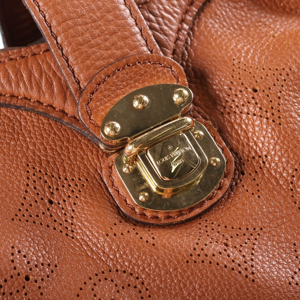 LOUIS VUITTON(ルイヴィトン) モノグラム マヒナXS パンチング レザー ワンショルダーバッグ ゴールド金具 ブラウン M97049 レディース