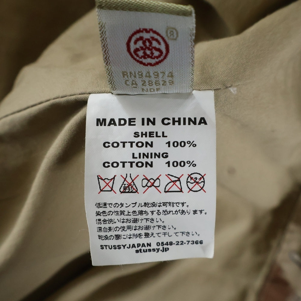 STUSSY(ステューシー) Black Sheep ロゴ刺繍 バックプリント 総柄 M65 ジップアップ スタンドカラー ミリタリージャケット ベージュ/ブラウン