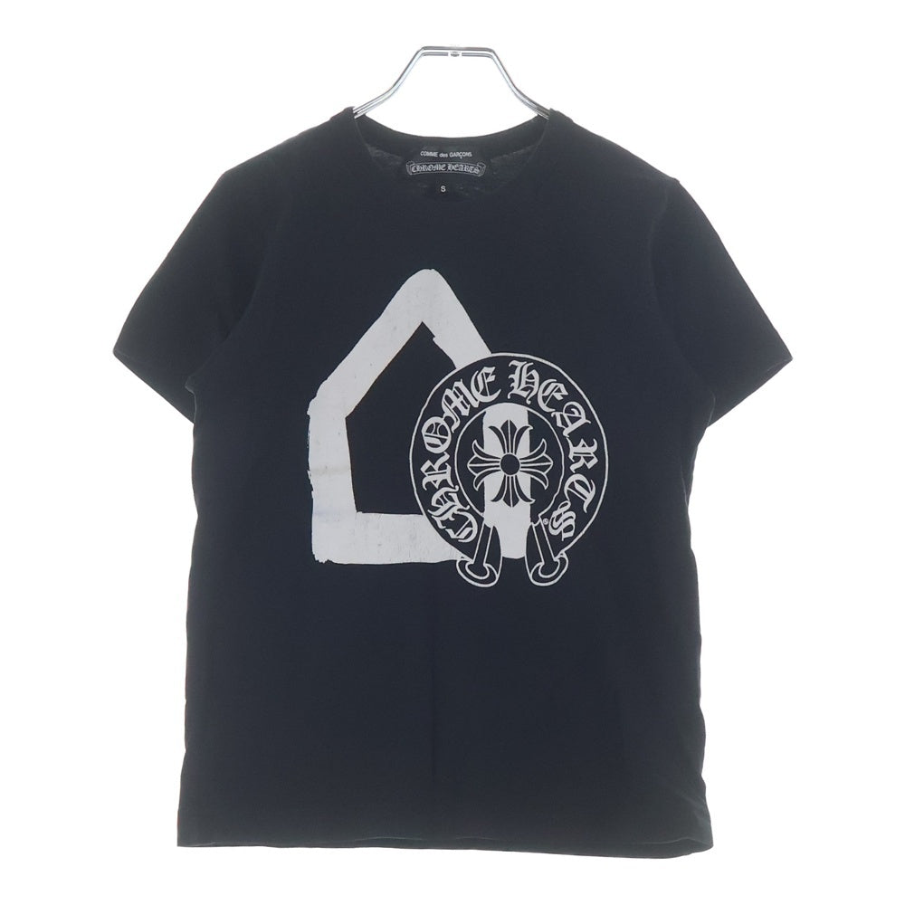 CHROME HEARTS(クロムハーツ) ×COMME des GARCONS (コムデギャルソン) CH LOGO TEE DSM別注 スクロールラベルプリント 半袖Tシャツ カットソー ブラック レディース