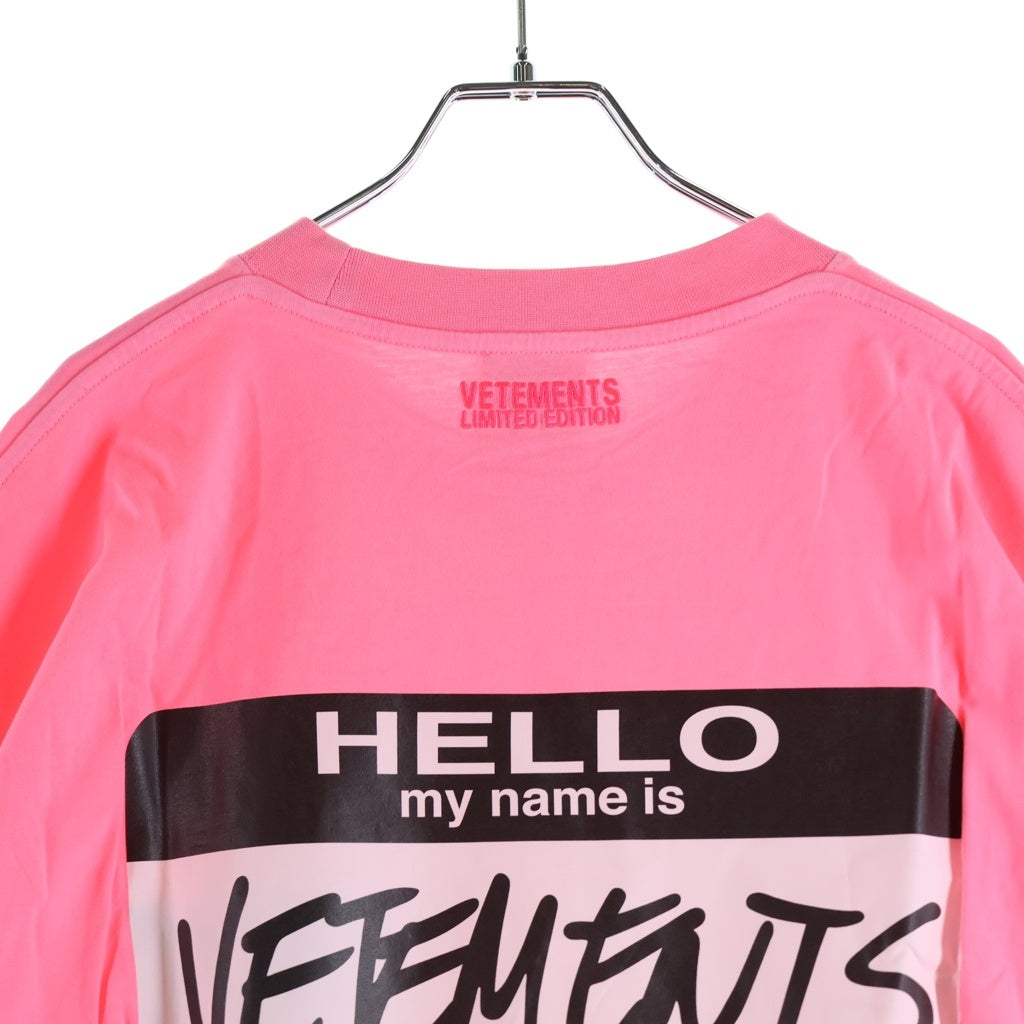 VETEMENTS(ヴェトモン) Hello My Name Is Tee UA65TR110P ハローマイネームイズ プリントTシャツ 半袖 ピンク