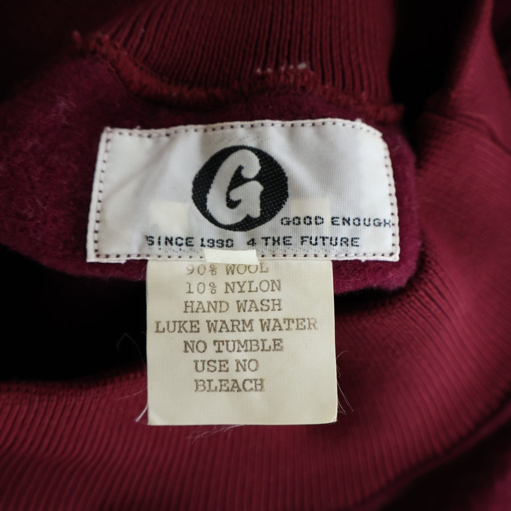 GOODENOUGH(グッドイナフ) 90S FELT LOGO SWEAT モックネック スウェットトレーナー バーガンディ