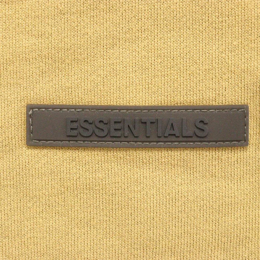 FEAR OF GOD ESSENTIALS(フィアオブゴッド エッセンシャルズ) MOCK NECK SWEATSHIRT リフレクターロゴプリント モックネックスウェットトレーナー マスタード