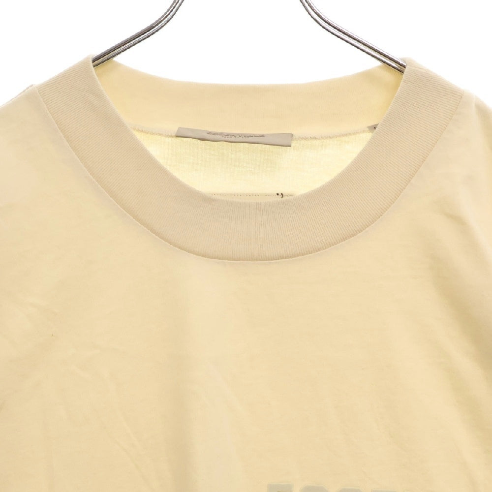 FEAR OF GOD ESSENTIALS(フィアオブゴッド エッセンシャルズ) S/S T-SHIRT フェルトロゴプリント半袖Tシャツ クリーム