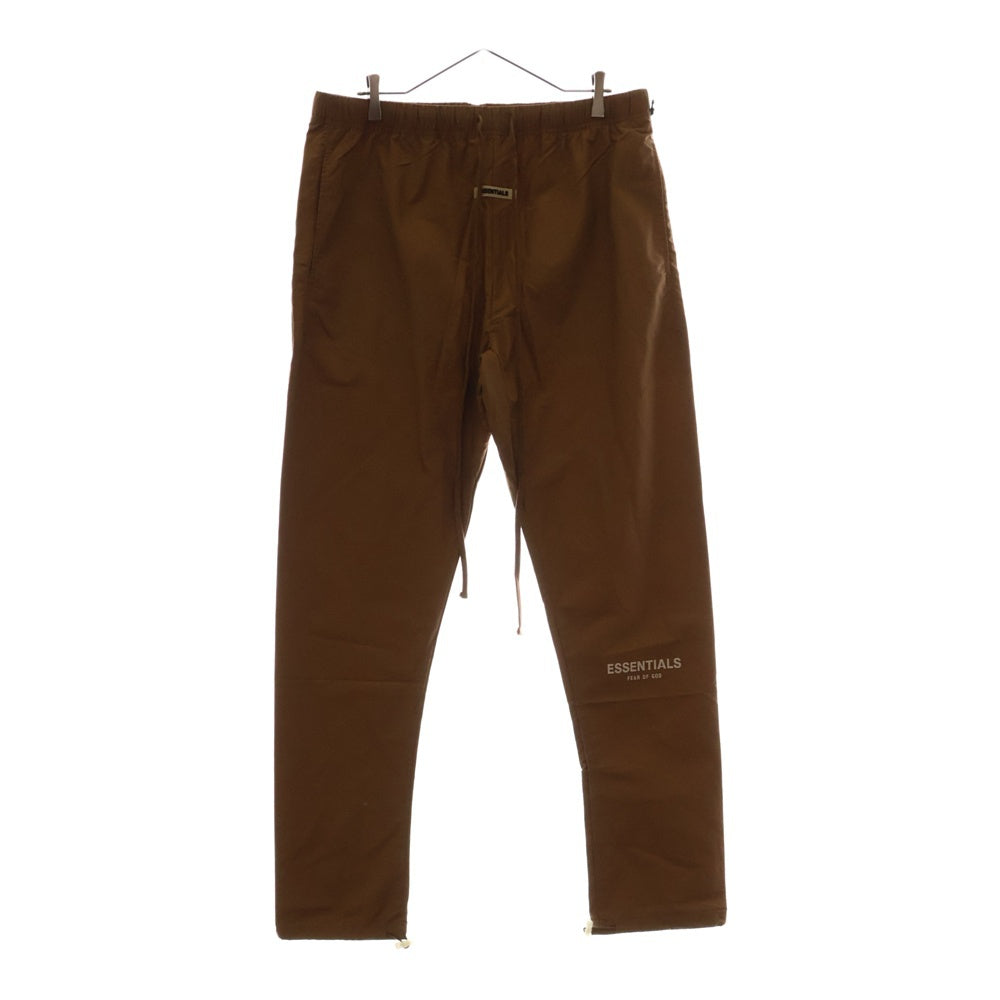 FEAR OF GOD ESSENTIALS(フィアオブゴッド エッセンシャルズ) NYLON PANTS リフレクターロゴ ナイロンパンツ ブラウン