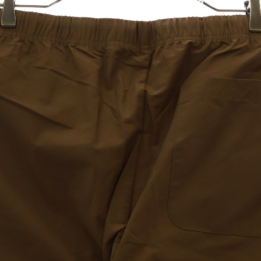 FEAR OF GOD ESSENTIALS(フィアオブゴッド エッセンシャルズ) NYLON PANTS リフレクターロゴ ナイロンパンツ ブラウン