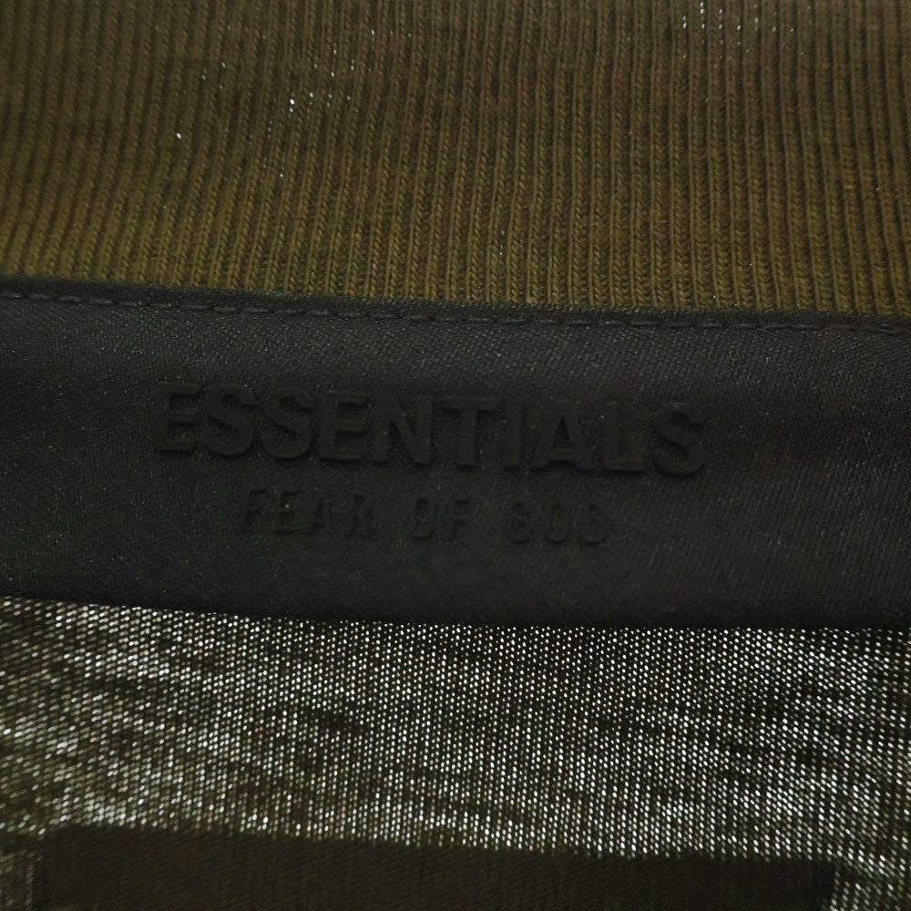 FEAR OF GOD ESSENTIALS(フィアオブゴッド エッセンシャルズ) S/S T-SHIRT ロゴプリント半袖Tシャツ カーキ
