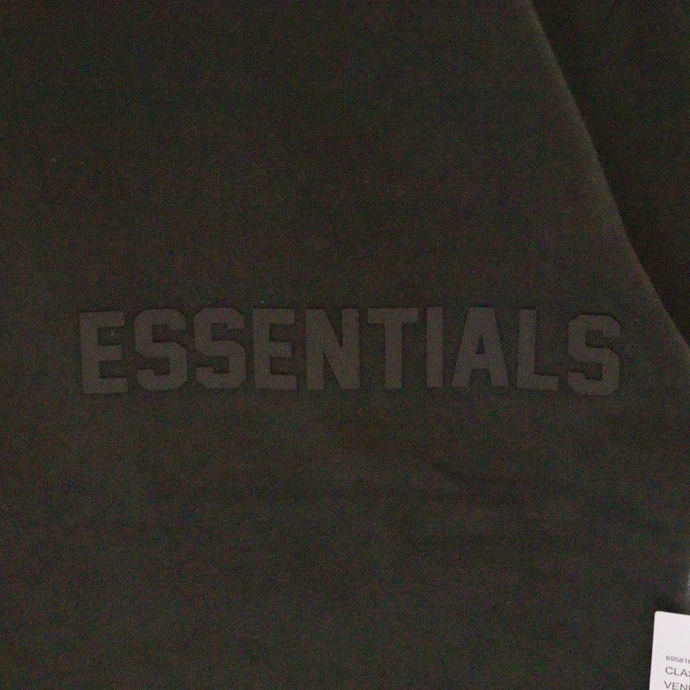 FEAR OF GOD ESSENTIALS(フィアオブゴッド エッセンシャルズ) S/S T-SHIRT ラバーロゴ 半袖Tシャツ グレー レディース
