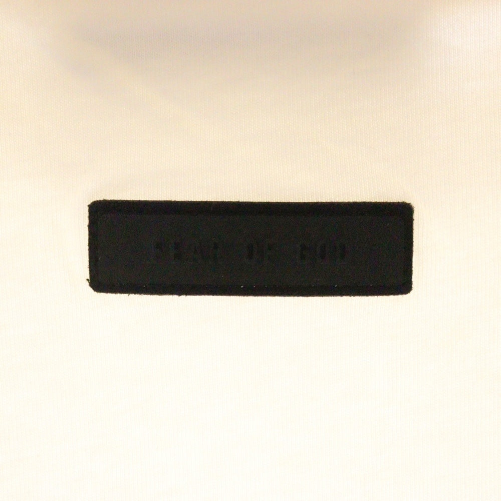 FEAR OF GOD ESSENTIALS(フィアオブゴッド エッセンシャルズ) S/S T-SHIRT フロントラバーロゴ 半袖Tシャツ アイボリー