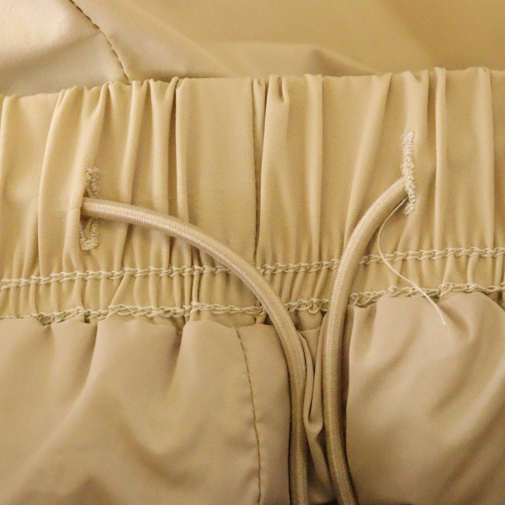 FEAR OF GOD ESSENTIALS(フィアオブゴッド エッセンシャルズ) NYLON SHORT PANTS ラバーロゴ ナイロンハーフパンツ ショーツ ベージュ