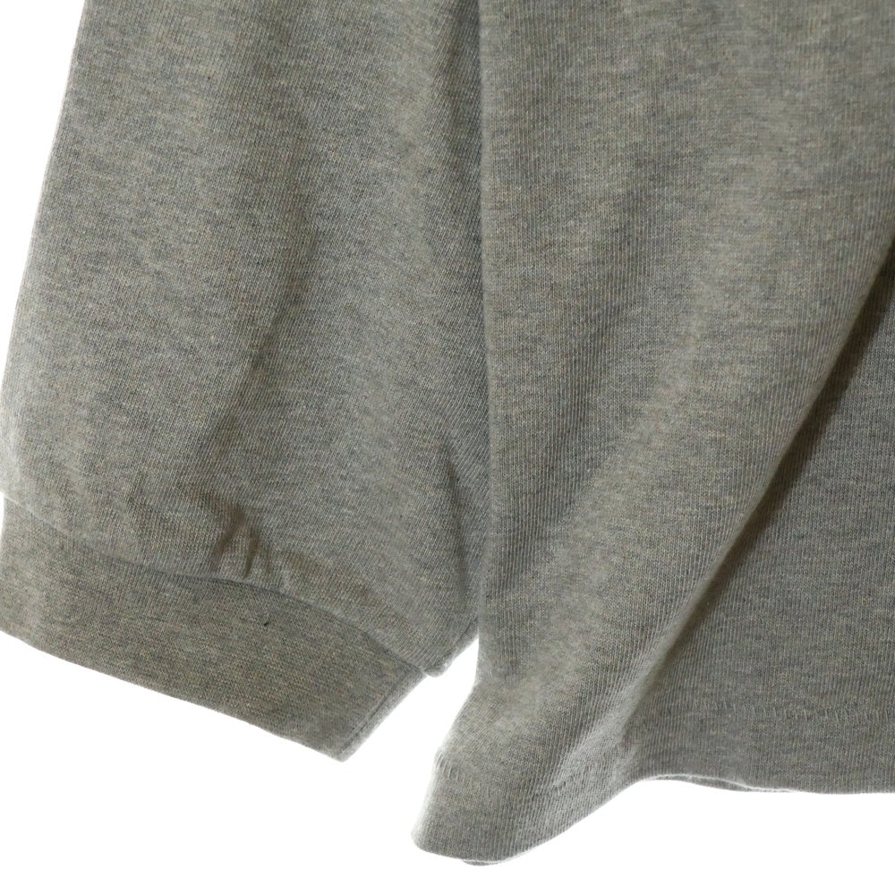 FEAR OF GOD ESSENTIALS(フィアオブゴッド エッセンシャルズ) SWEATSHIRT リラックスロゴ クルーネックスウェットトレーナー グレー/グリーン